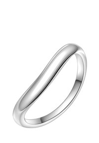 Polírozott ezüstgyűrű, sima, folyamatos ívvel; áramvonalas, lekerekített éle és egységes formája van, amely visszatükrözi a fényt.