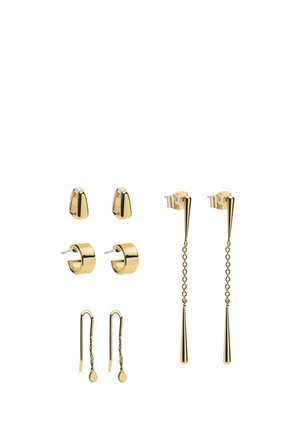 Sześć par złotych kolczyków w różnych stylach, w tym sztyfty, koła i długie kolczyki z łańcuszka na białym tle.