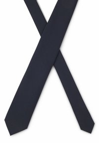 Due cravatte blu navy scuro incrociate su sfondo bianco, che mostrano tutta la loro lunghezza e le estremità appuntite.