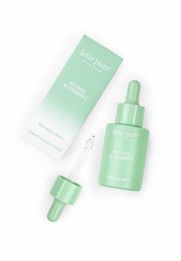 Grön glasdroppflaska med vit text märkt "Retinol & Vitamin C," tillsammans med en matchande ask i gradient mintgrön.