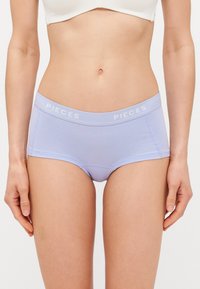 Világos lila pamut hipster alsónemű, elasztikus derékpánttal, amelyen a "PIECES" felirat található. Simább textúra és testhez álló kialakítás minimalista varrásokkal.