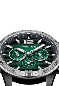 Sidabrinė nerūdijančio plieno laikrodžio apyrankė su žaliai dryžuota ciferblatu, dideliais skaičiais, keliais subciferblatais ir „POLICE“ logotipu. Nurodyta dvigubos laiko juostos funkcija.