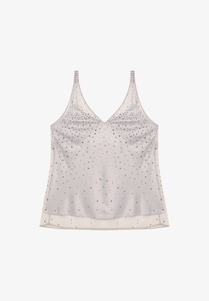 Top de satén gris claro sin mangas con escote en forma de V, decorado con adornos plateados dispersos y tirantes delgados, textura suave y dobladillo transparente.