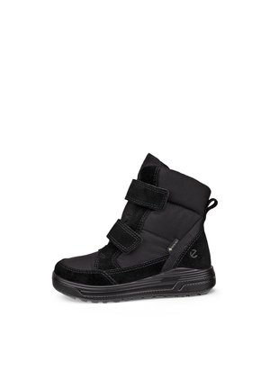 Sort vinterstøvle med to velcro-remme, polstret overdel, robust sål og Gore-Tex mærkat for vandtæt beskyttelse.