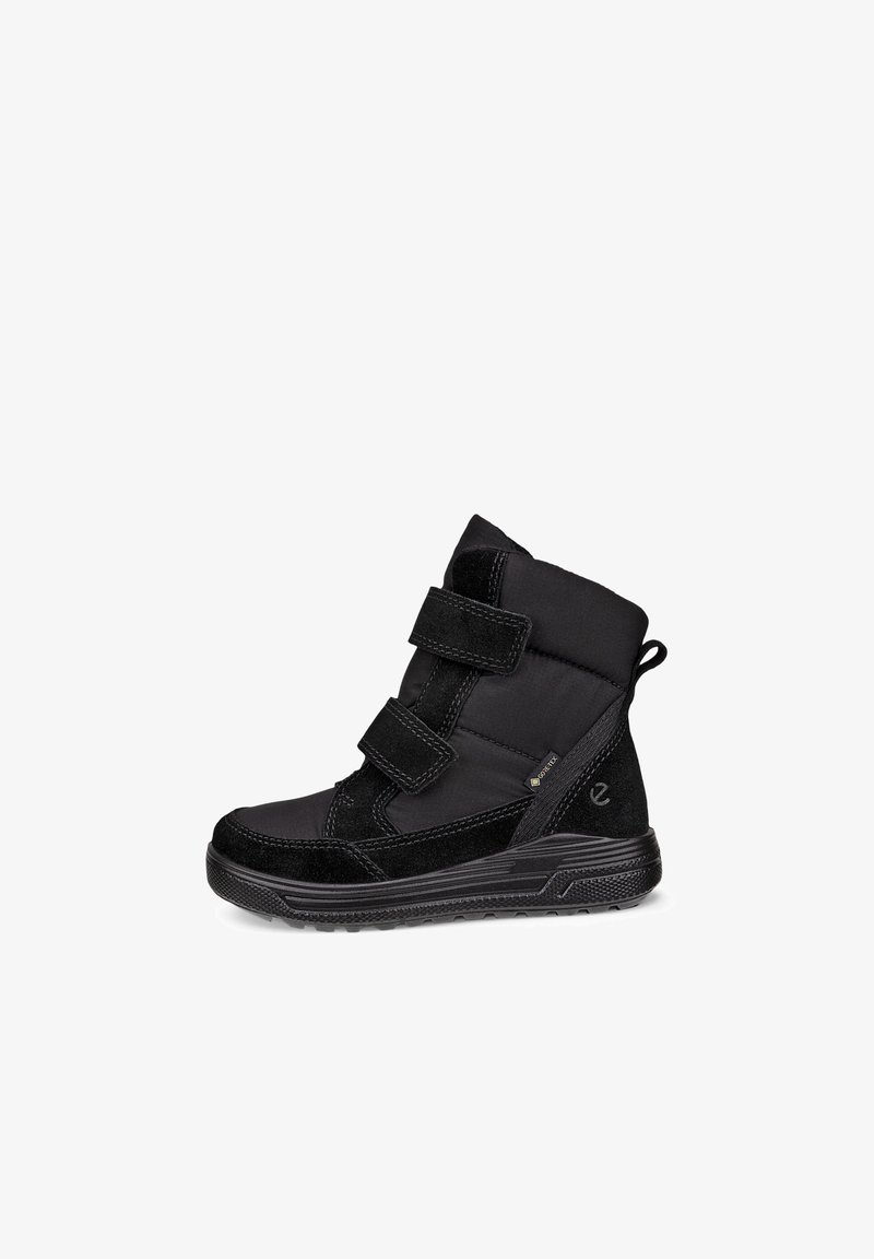 Czarny zimowy but z dwoma paskami na rzepy, wyściełaną cholewką, wytrzymałą podeszwą i etykietą Gore-Tex zapewniającą wodoodporną ochronę.