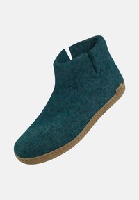 Turkos filtsneaker med en böjd design, som har en gummisula och minimal sömnadsdetalj. Utskuret parti vid ankeln.