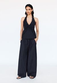 PULL&BEAR - HALTER V-NECK  - Blouse - dark blue Thumbnail Image 1