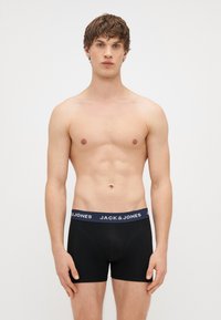 Μαύρες μποξε�ρίτσες με ναυτικό ελαστικό κορδόνι που έχει το "JACK & JONES" σε λευκά γράμματα. Λείο υλικό, άνετη εφαρμογή, μήκος μέσης-μηρού.