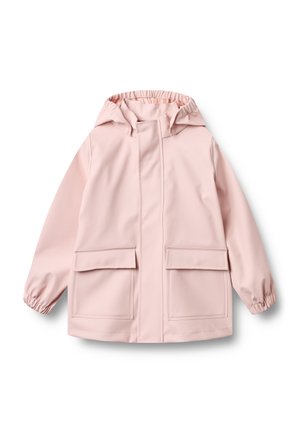 Impermeable rosa claro con capucha, puños elásticos y dos bolsillos delanteros con solapa, mostrado extendido sobre un fondo blanco.