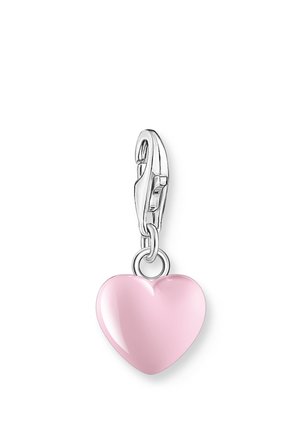 Silberner Karabiner-Verschluss, der einen glatten, rosa herzförmigen Anhänger mit glänzender Oberfläche hält.
