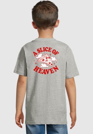 Graues Baumwoll-T-Shirt mit einem bunten Grafikdesign auf dem Rücken, das ein Stück Pizza zeigt und den Text "A SLICE OF HEAVEN" in roter Schrift.