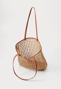 Geantă din paie împletită, cu o margine și o curea din piele beige. Design deschis, cu o formă rotundă și o structură asemănătoare plaselor, oferind vizibilitate în interior.