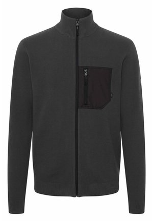 Zipperová tmavě šedá fleece bunda s vysokým límcem, elastickými manžetami a lemem, která má černou zipovou náprsní kapsu pro úložiště.