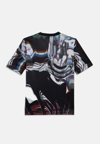 Camiseta negra de manga corta con un diseño abstracto multicolor brillante que presenta ondas y formas distorsionadas en toda la tela.