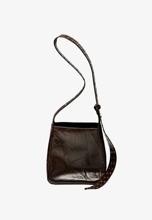 Borsa a spalla in pelle marrone con una finitura testurizzata, forma rettangolare e una tracolla decorativa con ritagli circolari.