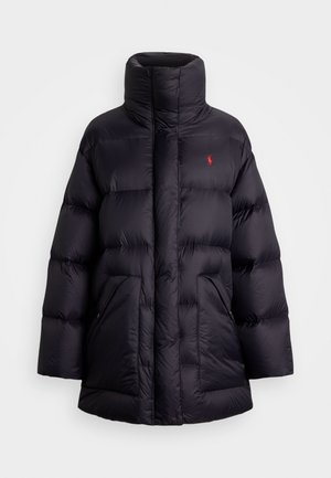 Schwarze Puffjacke mit hohem Kragen, übergroßer Silhouette, gesteppten Abschnitten, Fronttaschen und rotem Logo- Akzent auf der linken Brust.