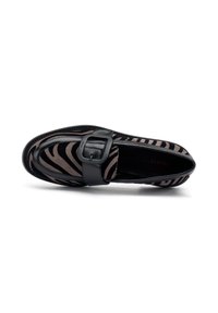 Mocassini in pelle a fantasia zebra nera e beige con una larga fascetta nera e fibbia rettangolare, dotati di una superficie liscia e punta arrotondata.