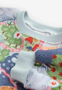 Buntes Kinder-Sweatshirt mit rundem Ausschnitt, verziert mit verspielten Mustern von Bäumen, Pilzen und Herzen auf weichem Stoff. Hellblaue Bündchen.