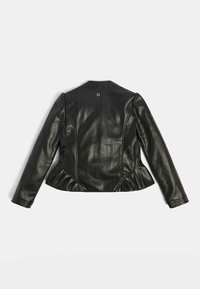 Czarna skórzana kurtka z peplum, dopasowany krój, długie rękawy i okrągły kołnierz. Zawiera subtelne detale przeszycia oraz logo na plecach.
