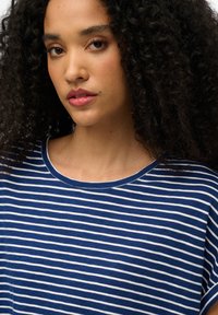 Blauw-wit gestreept T-shirt met ronde hals en zachte textuur, met korte mouwen en een relaxte pasvorm.
