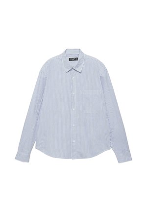 Világoskék, hosszú ujjú, gombos ing vékony fehér függőleges csíkokkal és egy mellzsebbel, fehér háttéren kiterítve.