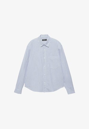 Hellblaues langärmeliges Hemd mit dünnen weißen vertikalen Streifen und einer Brusttasche, flach auf einem weißen Hintergrund ausgelegt.