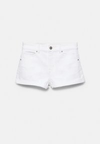 Short en jean blanc avec bouton devant, passants de ceinture et revers roulés isolés sur un fond uni.