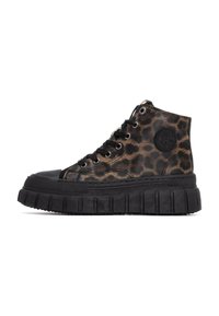 Sneakers alte con una fantasia leopardata, cappuccio in gomma nera, suola spessa nera e occhielli in metallo. Parte superiore in pelle texture.