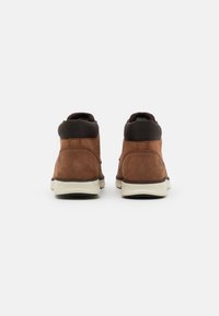 Timberland BRADSTREET CHUKKA - Sapatos casuais com atacadores - medium brown
