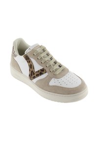 Zapatilla blanca y beige con detalle en forma de V con estampado de leopardo, parche brillante en el talón, cordones beige y diseño perforado en la puntera sobre suela blanca.
