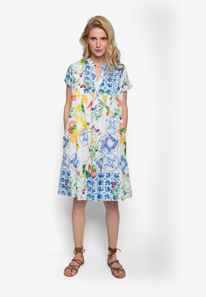 Leichtes Kleid mit Blumenmuster, kurzen Ärmeln, Kragen und Seitentaschen; verfügt über lebendige Blau-, Grün- und Gelbtöne.