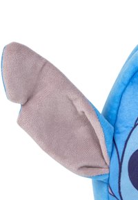 Grande oreille en peluche bleue avec un tissu intérieur violet clair doux, faisant partie d'un jouet en peluche avec des formes rondes et des détails cousus.