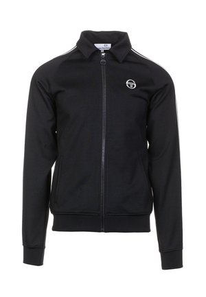 Sort lynlåsjakke med krave, med hvide stribedetaljer på skuldrene og et logo på brystet. Fremstillet af glat stof.