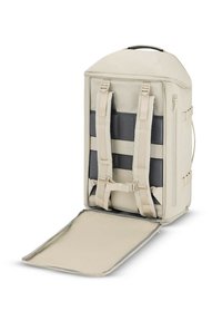 Zaino beige di forma quadrata, con spallacci regolabili doppi, manico superiore, tasca frontale con zip e una patta aperta che rivela un interno foderato.