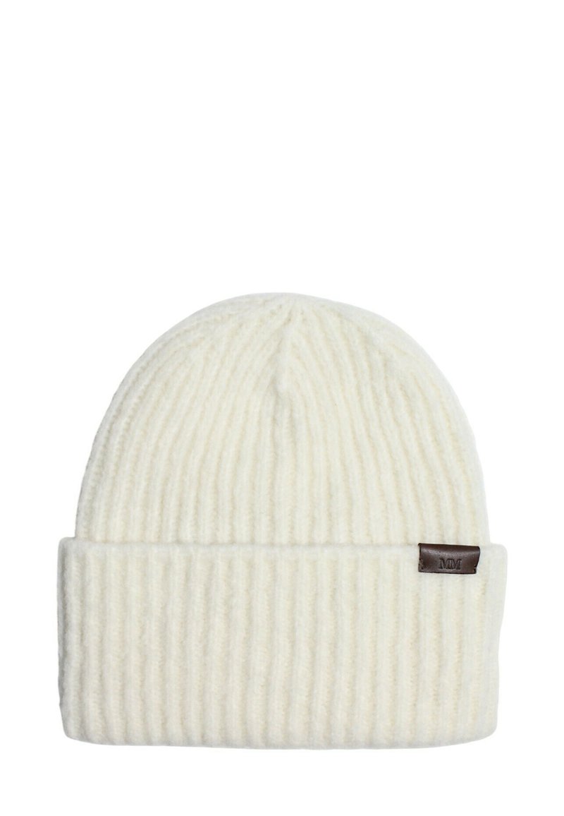 Berretto lavorato a maglia a costine di colore bianco sporco con risvolto e piccolo etichetta in pelle marrone sul lato impresso con le iniziali "MM".