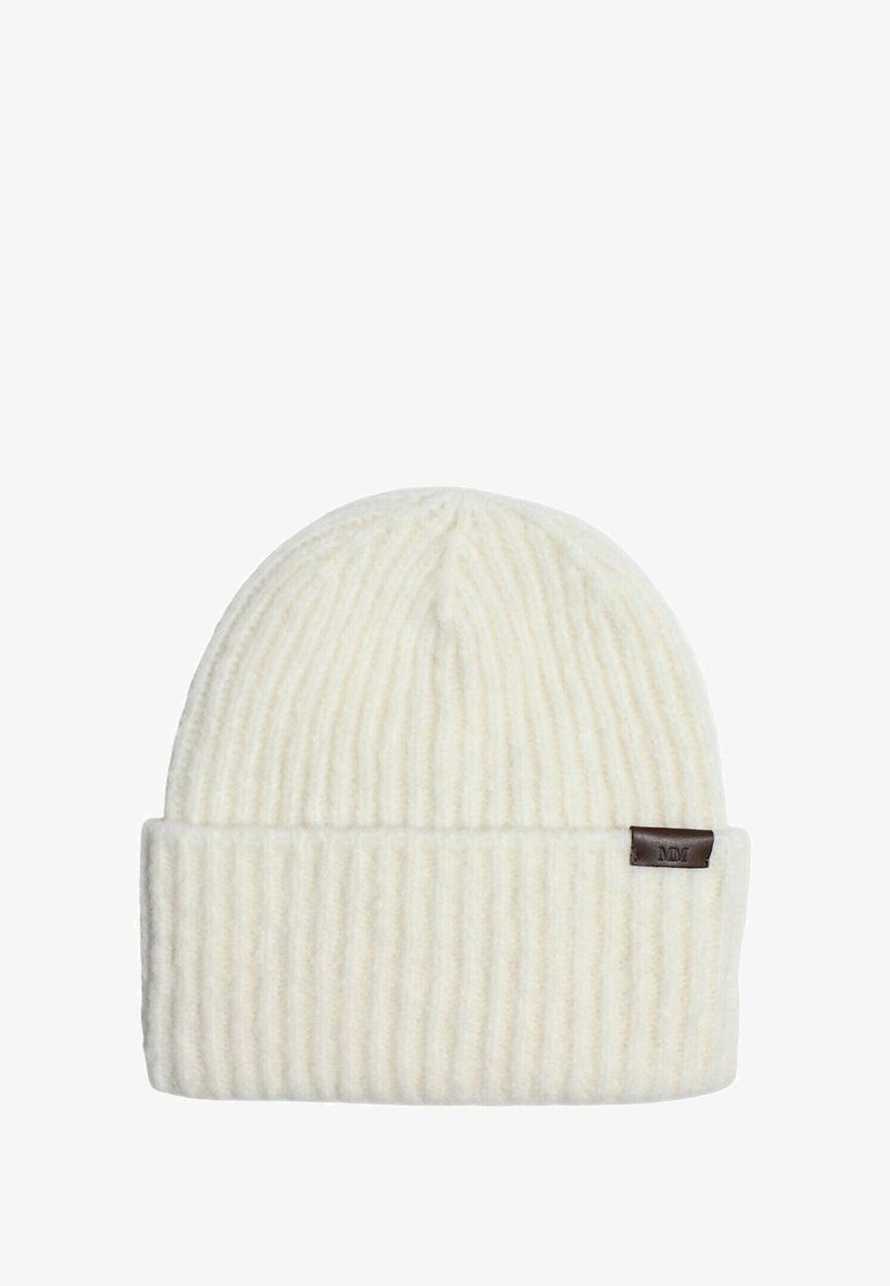 Berretto lavorato a maglia a costine di colore bianco sporco con risvolto e piccolo etichetta in pelle marrone sul lato impresso con le iniziali "MM".