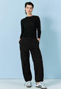 Next - PARACHUTE PULL ON PETITE - Cargohose - black Thumbnail-Bild 1