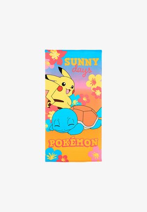 Jasny ręcznik z Pikachu i Squirtle otoczony kolorowymi kwiatami hibiskusa, napis „Słoneczne dni” i „Pokémon” na tle gradientowym.