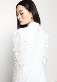 YAS Petite YASBEATE LS DRESS - CELEB - Oblečenie na špeciálnu príležitosť - star white