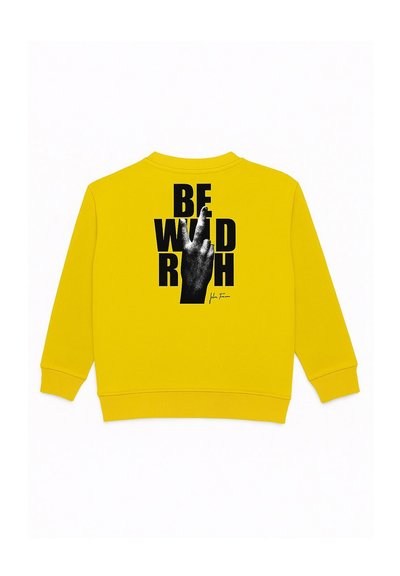 Felpa gialla con grafica nera di dita incrociate e testo in grassetto "BE WILD RICH" sul retro, con polsi e orlo a coste.