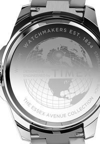 Dos de boîtier de montre en acier inoxydable argenté avec un design de globe gravé, des détails textuels et un marquage "WR 50M".