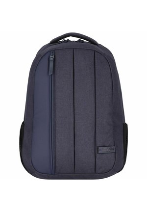 Zaino grigio scuro con tessuto strutturato, caratterizzato da pieghe verticali, una tasca laterale con zip e una maniglia superiore per il trasporto.