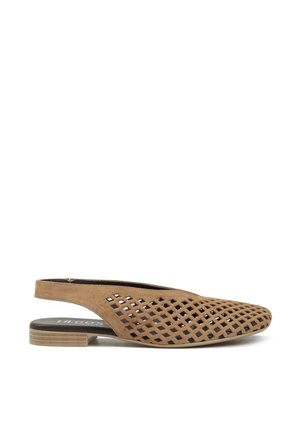 Brązowy płaski but typu slingback z zamszu z wycięciami w kształcie diamentu i niskim drewnianym obcasem, widoczny z boku na białym tle.