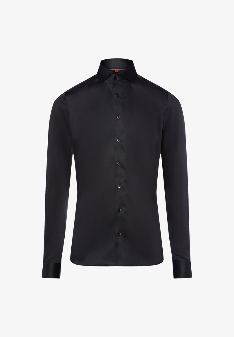 Chemise noire à manches longues en tissu lisse ; présente un col classique, une fermeture à boutons à l'avant et des poignets boutonnés avec un design élégant.
