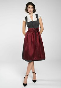 Donkergrijze jurk met een witte kant kraag en korte mouwen, voorzien van een kastanjebruine ceintuur en rok, gladde textuur met geplooide details.