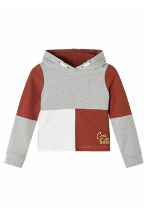 Børnehoodie med grå, brun og hvide farveblokke og "Ciao bella" broderet i gult på forsiden nederst til højre.