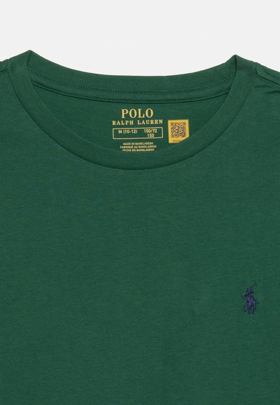 Πράσινο μπλουζάκι Polo Ralph Lauren με στρογγυλή λαιμόκοψη, ετικέτα μεσαίου μεγέθους και μικρό σκούρο μπλε κεντητό λογότυπο στο στήθος.