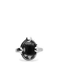 Bague avec une pierre précieuse ovale noire montée sur un anneau en argent poli, maintenue par quatre griffes. Texture lisse et éclat subtil.