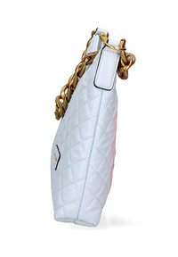 Borsa bianca trapuntata con una tracolla in catena dorata, dotata di una chiusura con cerniera superiore e di una forma rettangolare piatta. Texture liscia senza motivi visibili.