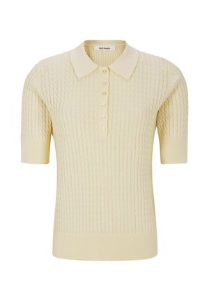 Svetlo rumena pletena polo majica s kratkimi rokavi, teksturiranim vzorcem, petimi gumbi ter rebrastim ovratnikom in spodnjim robom. Mehak tekstilni občutek.